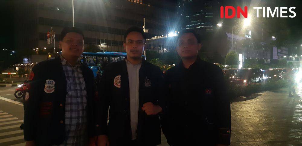 Presiden BEM Univeristas Triskati, Dinno Ardiansyah dan sejumlah rekannya melakukan aksi peringatin100 Hari Jokowi-Ma'ruf (IDN Times/Margith Juita Damanik)