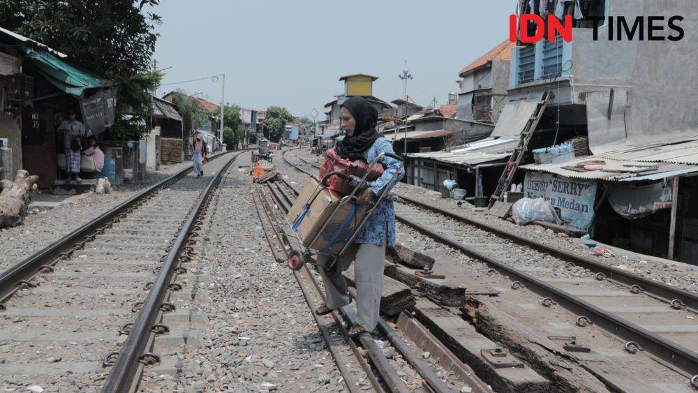 Seorang warga melintas di sekitar Stasiun Mesigit (29/1). IDN Times/Tarida Alif