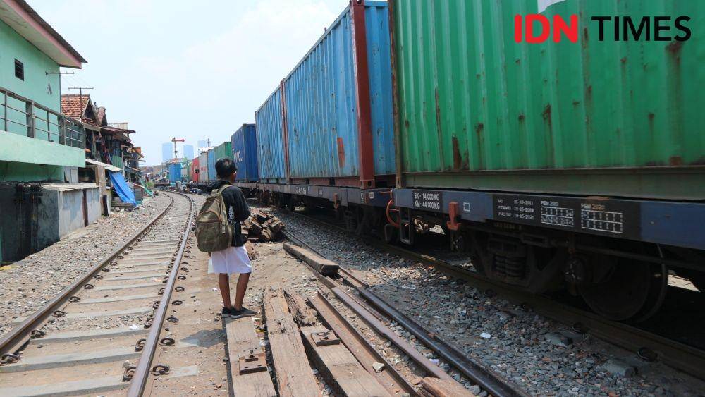 Seorang warga menunggu kereta melintas di Stasiun Mesigit (29/1). IDN Times/Tarida Alif
