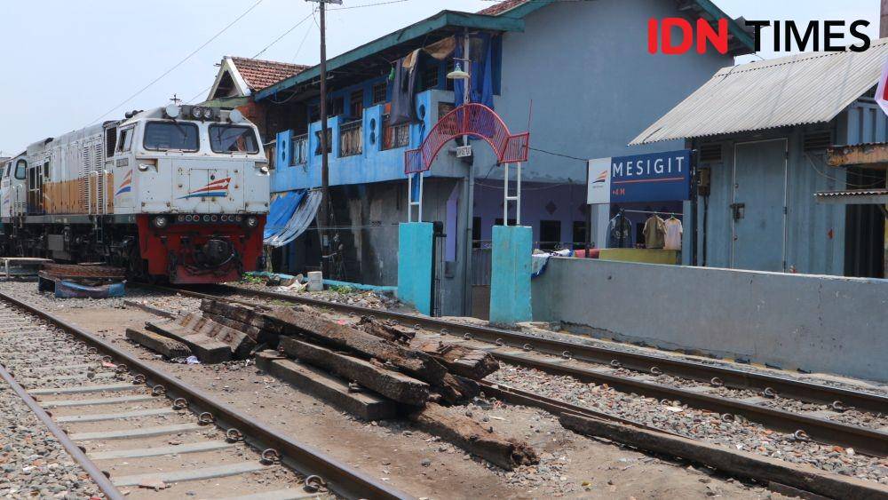 Kereta saat melintasi stasiun Mesigit (29/1). IDN Times/Tarida Alif