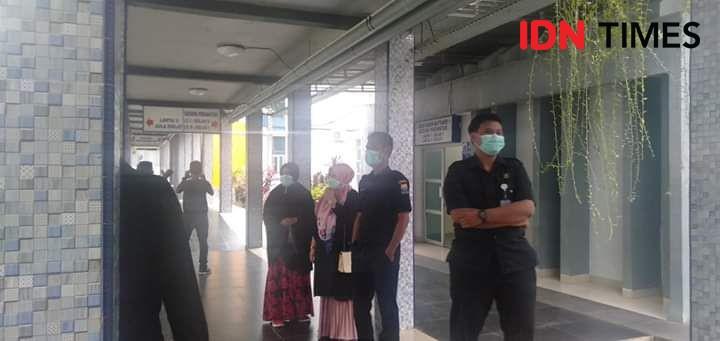 Antisipasi penyebaran virus Corona, petugas dan pengunjung RSUD Raden Mattaher Jambi menggunakan masker. (IDN Times/Ramond Eka Putra)