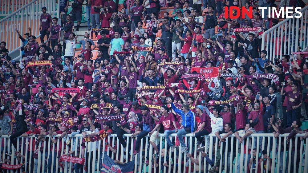 Suporter PSM yang rela datang ke Stadion Pakansari pada babak kualifikasi, Rabu (29/1).   IDN Times/Ilyas Listianto Mujib