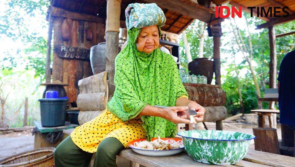 Nyai Fatimah saat mengolah jamur taun/IDN Times/Ramond EPU
