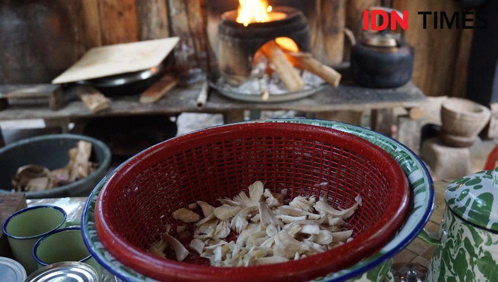 Jamur taun setelah dibersihkan sebelum diolah menjadi sup/IDN Times/Ramond EPU