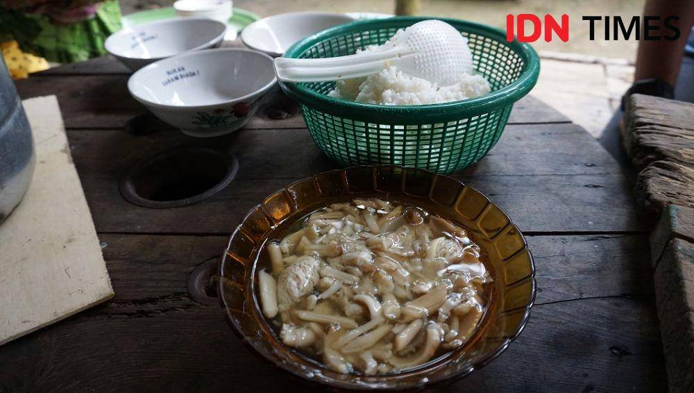 Hidangan sup jamur taun Desa Muarajambi /IDN Times/ Ramond EPU
