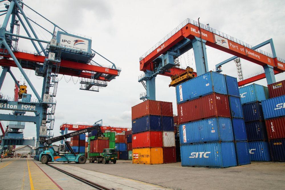 Aktivitas bongkar muat di Pelabuhan Boom Baru Palembang (IDN Times/Humas Pelindo II Palembang)