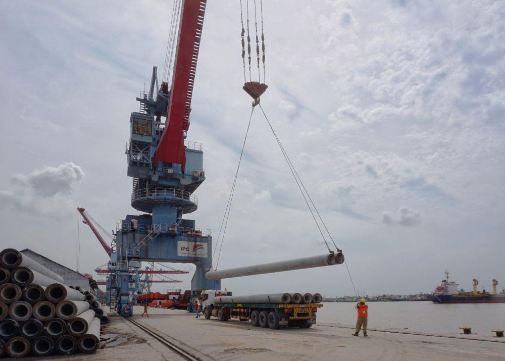 Aktivitas bongkar muat barang impor di Pelabuhan Boom Baru Palembang (IDN Times/Humas Pelindo II Palembang)
