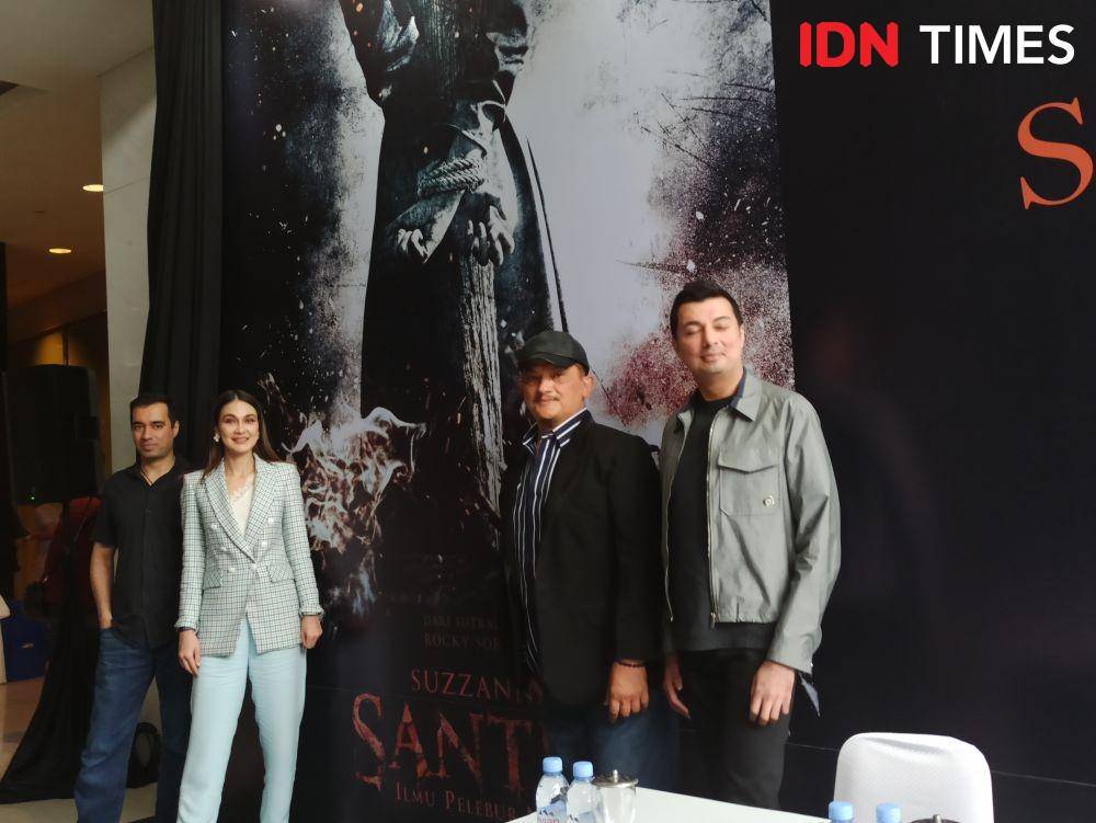 Rocky Soraya, Luna Maya, Clift Sangra, dan Sunil Soraya di preskon film Suzzanna: Santet Ilmu Pelebur Nyawa, di Soraya Entercine Films, Jakarta, pada Kamis (30/1). IDN Times/Erfah Nanda