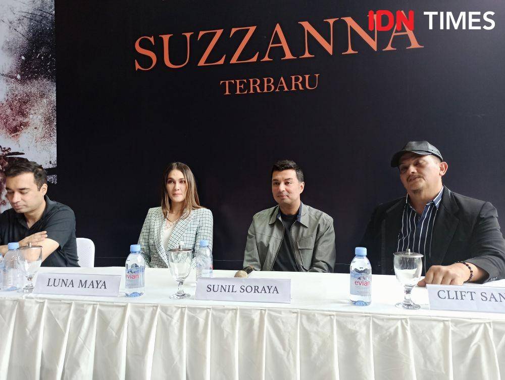 Rocky Soraya, Luna Maya, Clift Sangra, dan Sunil Soraya di preskon film Suzzanna: Santet Ilmu Pelebur Nyawa, di Soraya Entercine Films, Jakarta, pada Kamis (30/1). IDN Times/Erfah Nanda