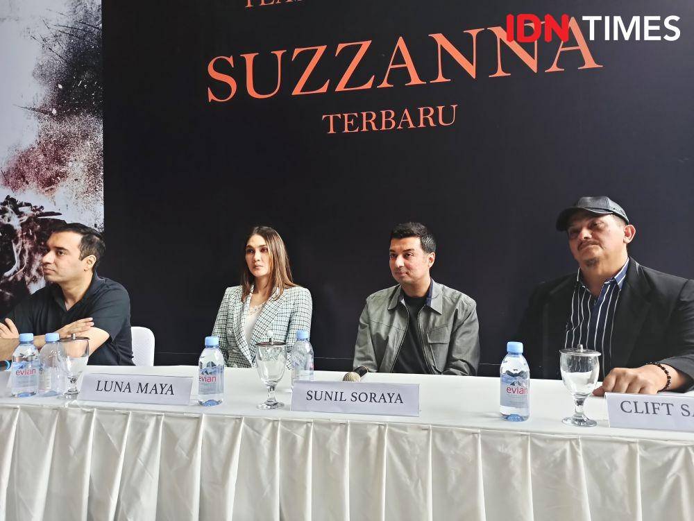 Rocky Soraya, Luna Maya, Clift Sangra, dan Sunil Soraya di preskon film Suzzanna: Santet Ilmu Pelebur Nyawa, di Soraya Entercine Films, Jakarta, pada Kamis (30/1). IDN Times/Erfah Nanda