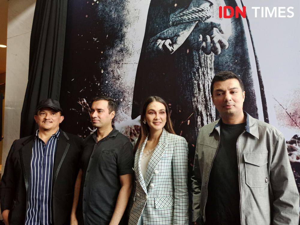 Rocky Soraya, Luna Maya, Clift Sangra, dan Sunil Soraya di preskon film Suzzanna: Santet Ilmu Pelebur Nyawa, di Soraya Entercine Films, Jakarta, pada Kamis (30/1). IDN Times/Erfah Nanda