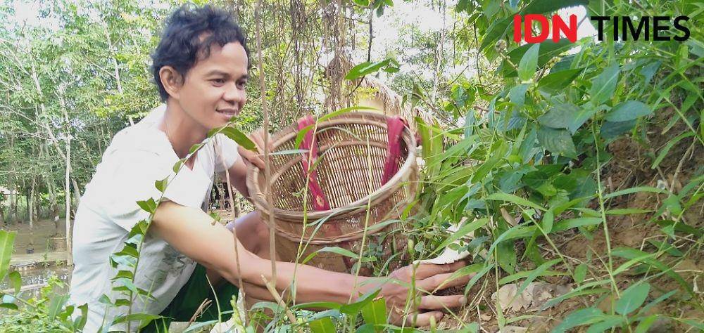 Brata, warga Desa Muarajambi saat mencari jamur taun/IDN Times/Ramond EPU