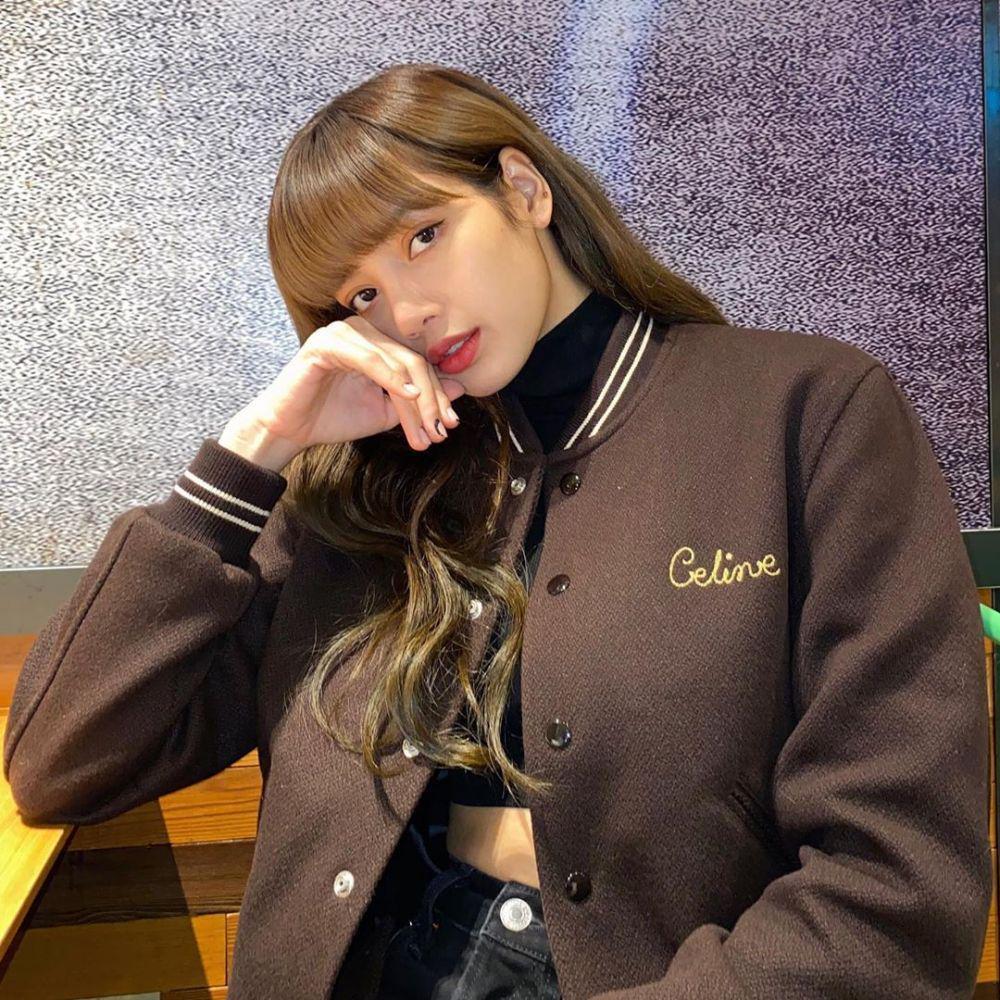 7 Gaya Keren Lisa BLACKPINK yang Cocok Dipakai di Musim Hujan