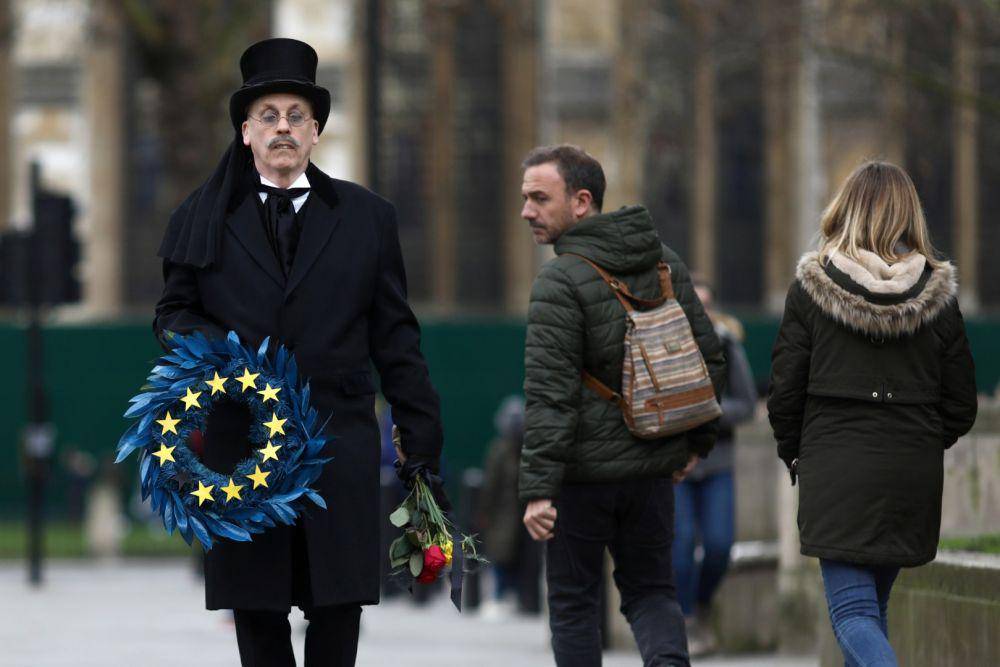 Seorang pria membawa karangan bunga mirip lambang Uni Eropa di Parliament Square, pada hari Brexit, di London, Inggris, pada 31 Januari 2020. ANTARA FOTO/REUTERS/Simon Dawson