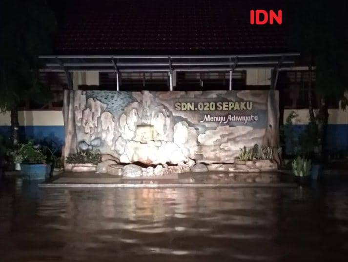 Genangan air setinggi sekitar 20 cm di SDN 02 Sepaku berlansung selama setengah jam (IDN Times/Ervan Masbanjar)