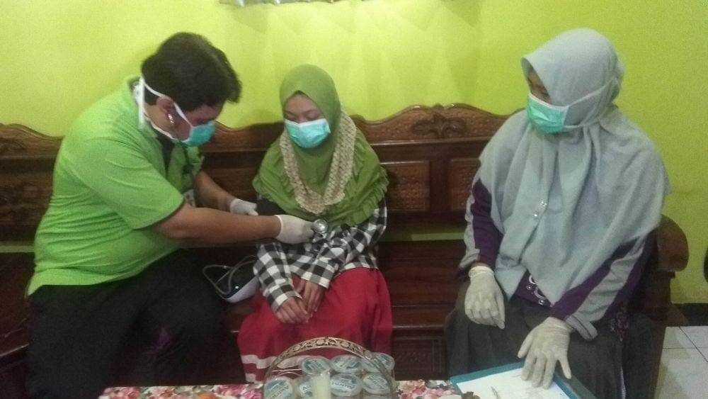 Nurul Hikmawati menjalani pemeriksaan tim medis Puskesmas Solokuro. IDN Times/Imron
