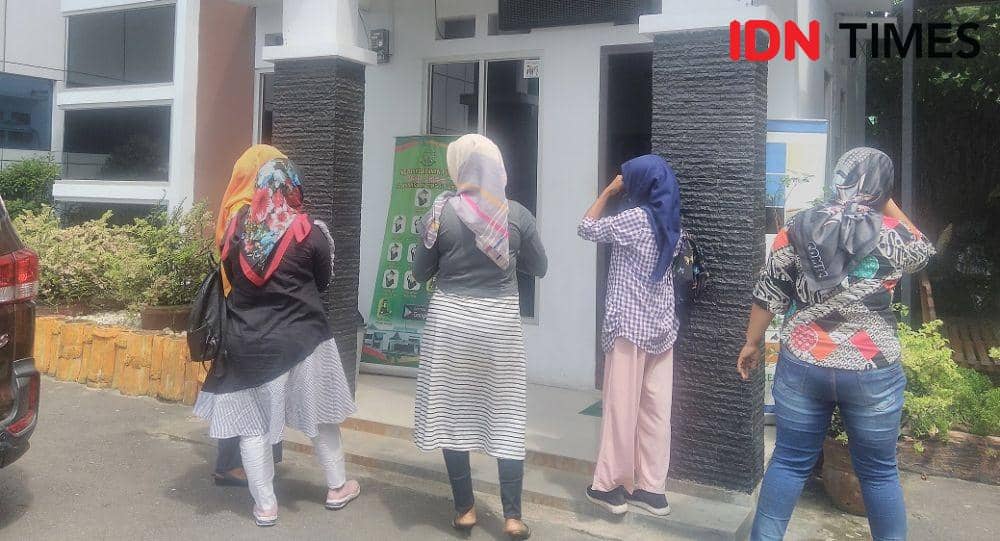 Orang tua korban pencabulan saat mendatangi Kejaksaan Tinggi dan Dinas Pemberdayaan Perempuan Provinsi Jambi, Jumat (31/1)/IDN Times/Ramond EPU