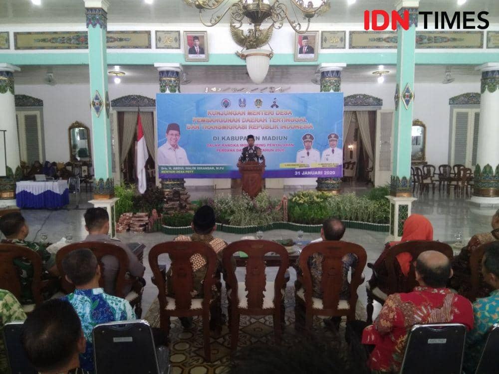 Bupati Madiun Ahmad Dawami Ragil Saputro sedang memberikan sambutan di hadapan para kades. IDN Times/Nofika Dian Nugroho