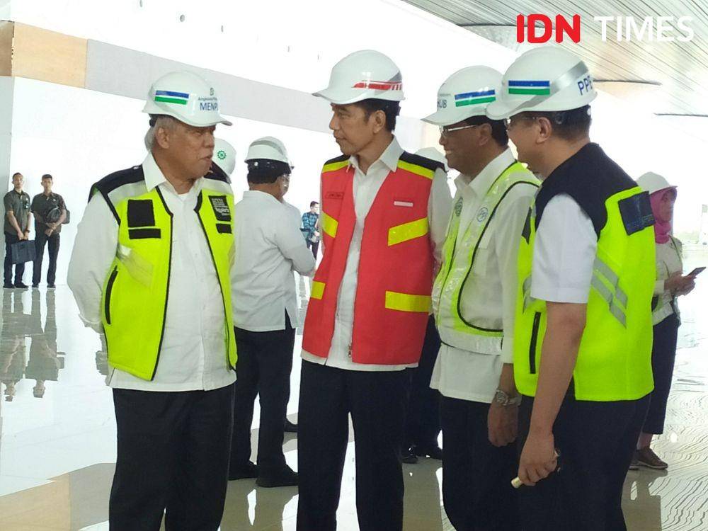 Jokowi saat bersama dengan Menteri Perhubungan dan Menteri PUPR saat tinjau YIA. IDN Times/Siti Umaiyah