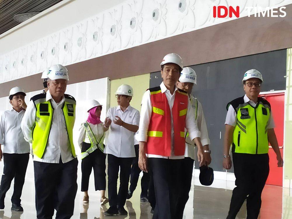 Jokowi saat bersama dengan Menteri Perhubungan dan Menteri PUPR saat tinjau YIA. IDN Times/Siti Umaiyah