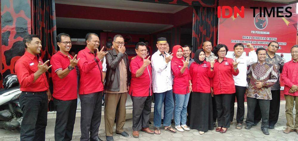 Pengurus DPC PDIP dan PKS acungkan salam metal. IDN Times/Daruwaskita