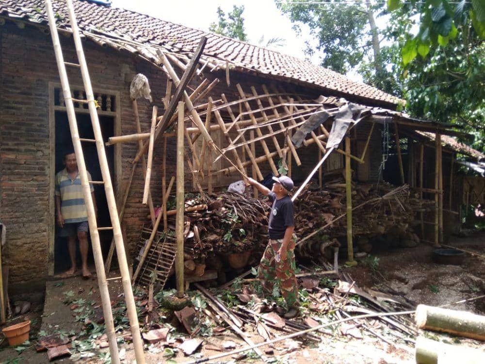 Hujan Lebat, Rumah Warga di Purbalingga Tertimpa Pohon Tumbang