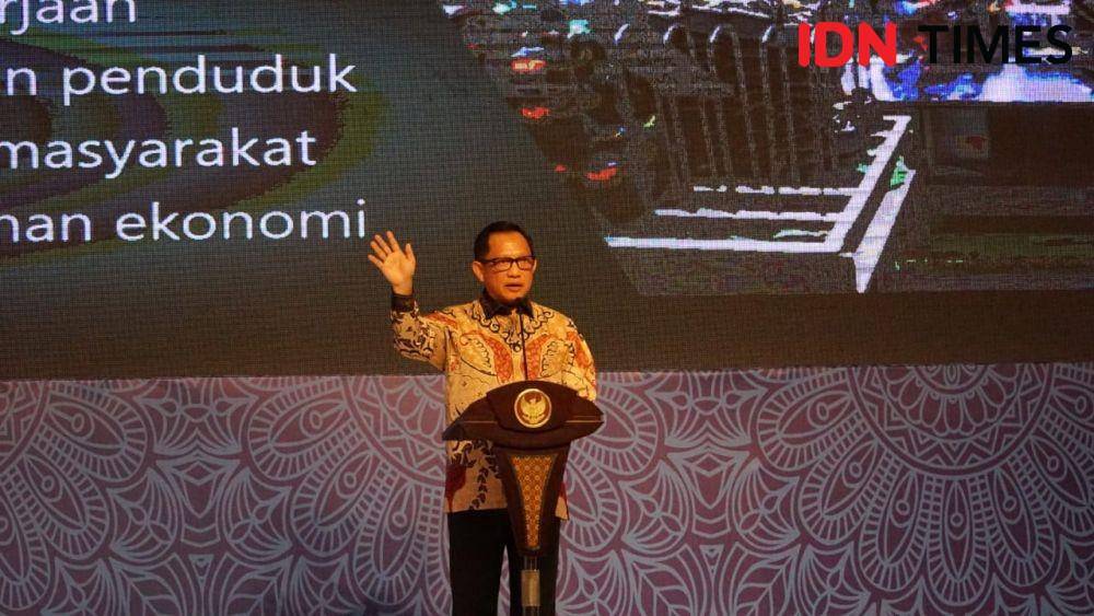 Mendagri M. Tito Karnavian saat launching Mesin ADM di Grand City Convex, Surabaya, Jumat (31/1). IDN Times/Fitria Madia