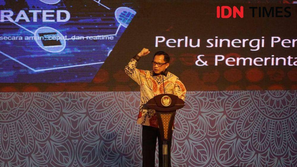 Mendagri M. Tito Karnavian saat launching Mesin ADM di Grand City Convex, Surabaya, Jumat (31/1). IDN Times/Fitria Madia