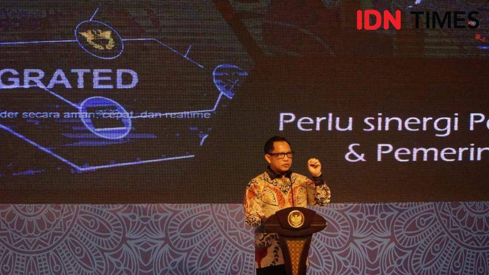 Mendagri M. Tito Karnavian saat launching Mesin ADM di Grand City Convex, Surabaya, Jumat (31/1). (IDN Times/Fitria Madia)