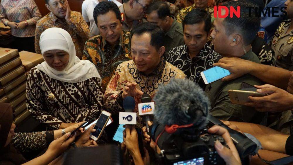 Mendagri M. Tito Karnavian (kanan) dan Gubernur Jatim Khofifah Indar Parawansa saat launching Mesin ADM di Grand City Convex, Surabaya, Jumat (31/1). IDN Times/Fitria Madia