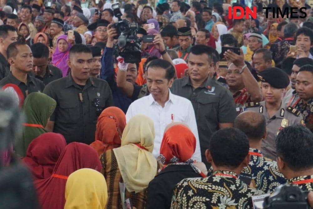 Bagi-bagi Sertifikat Tanah, Jokowi: Boleh Diagunkan Asal Hati-hati