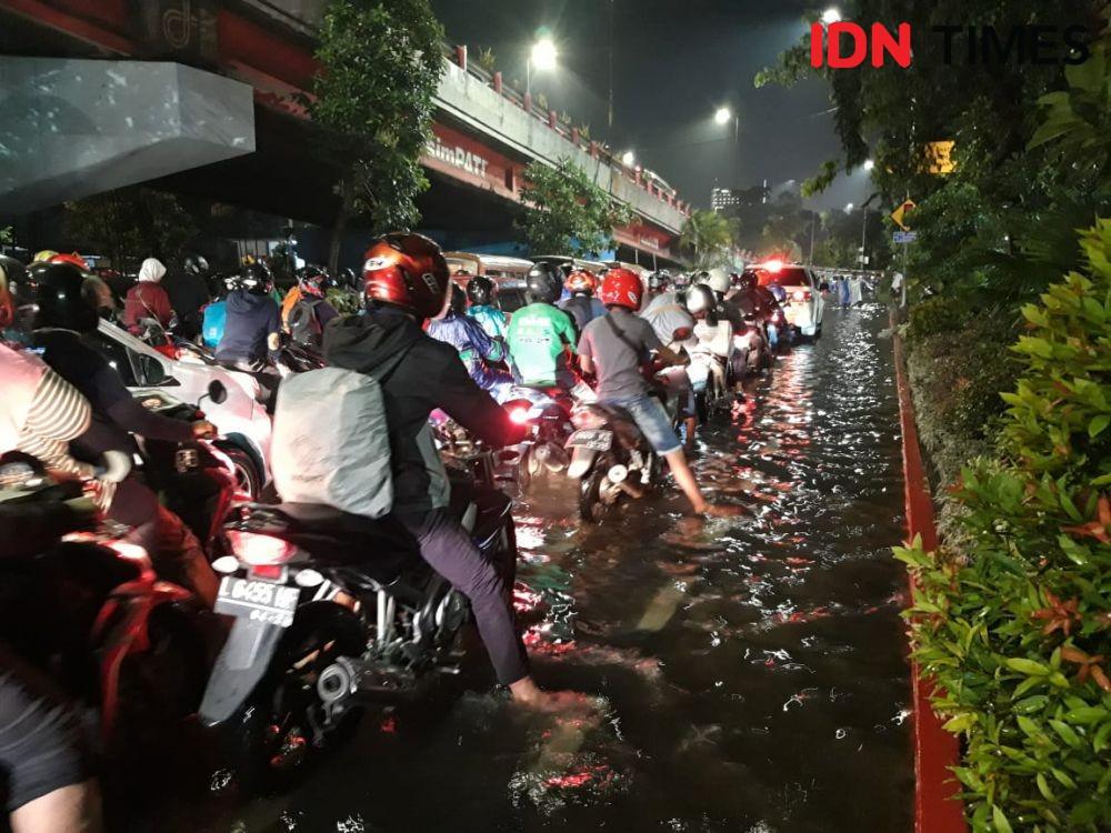 Ilustrasi Air menggenangi sekitar Jembatan Mayangkara, Surabaya, Jumat malam (31/1/2020) lalu. IDN Times/Fitria Madia