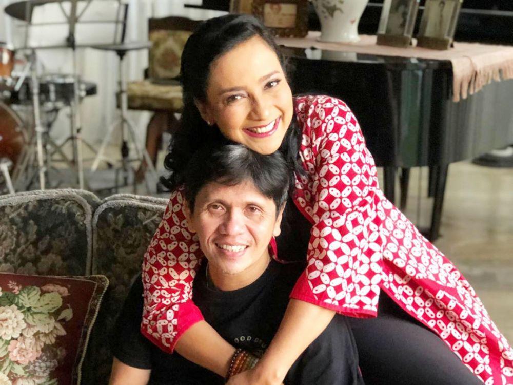 19 Tahun Bersama, 10 Potret Romantis Shahnaz Haque & Gilang Ramadhan