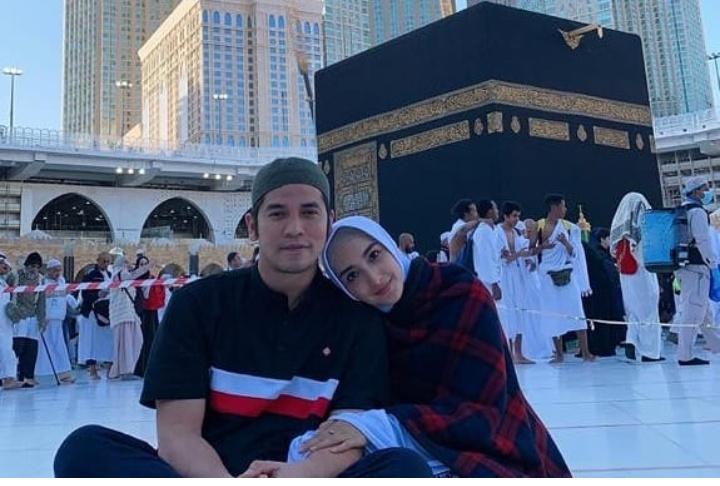 Sedang Hamil, 10 Potret Syahdu Ricky Perdana & Istri Saat Ibadah Umrah