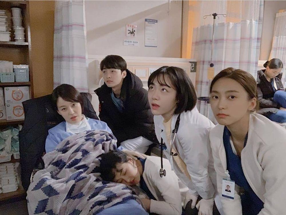 12 Potret Keseruan Pemain 'Romantic Doctor Kim 2' di Belakang Kamera