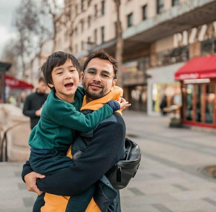 Berlibur ke Paris, Berikut 10 Potret Kebersamaan Raffi dan Rafathar