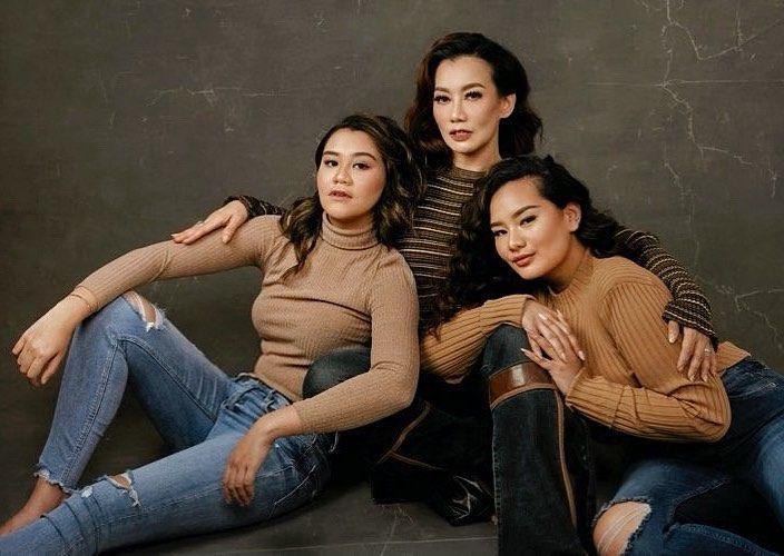 Mama Tangguh, 10 Potret Reza Artamevia dengan Zahwa & Aaliyah Massaid