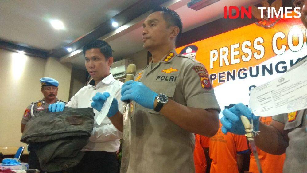 Barang bukti senjata tajam yang digunakan oleh pelaku. (IDN Times/Wildan Ibnu)