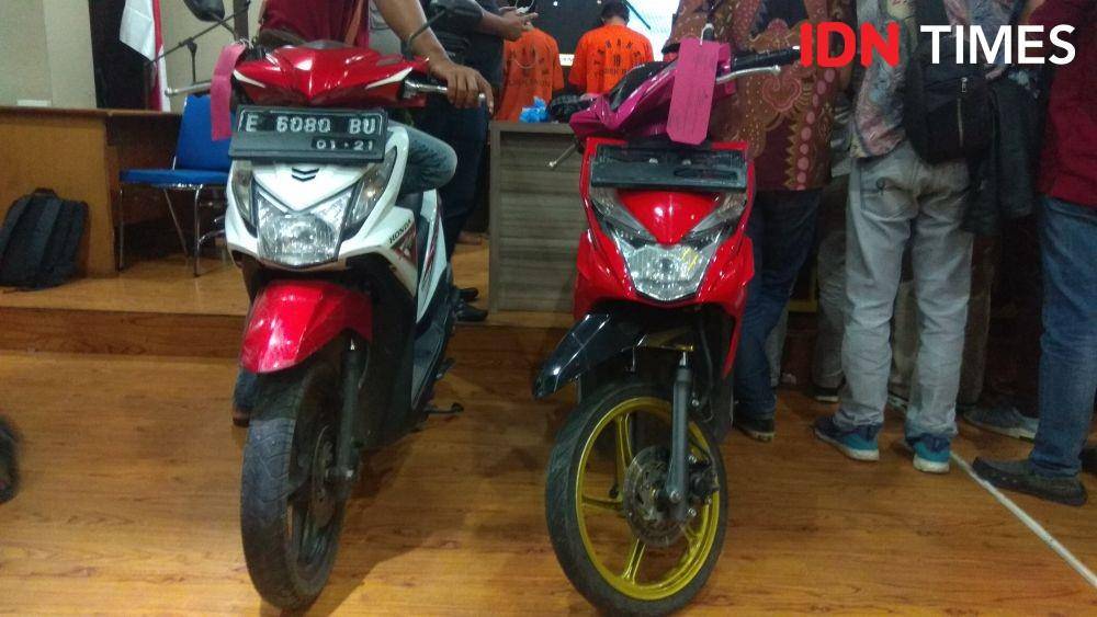 Barang bukti rampasan milik korban diamankan Polresta Cirebon. (IDN Times/Wildan Ibnu)