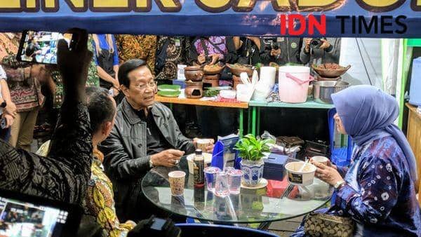 Sri Sultan Hamengkubuwana X bersama Rizki Handayani di Opening Ceremony Jogja Heboh 2020, Minggu (2/2) - IDN Times/Rijalu Ahimsa