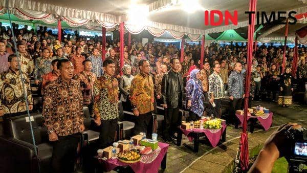 Sri Sultan bersama tamu VIP menyanyikan lagu Indonesia Raya di Opening Ceremony Jogja Heboh 2020 - IDN Times/Rijalu Ahimsa