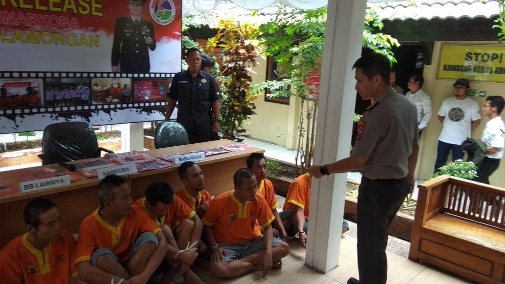 Kapolres Lamongan AKBP Harun saat berbincang dengan tersangka. IDN Times/Imron