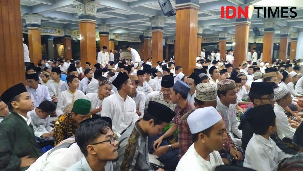 Ribuan Santri Baca Tahlil dan Yasin untuk Gus Sholah