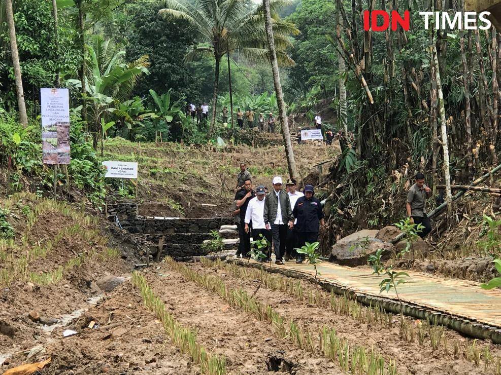 Presiden Jokowi di Sukajaya, Bogor, Jawa Barat, Senin 3 Februari 2020 (IDN Times/Teatrika Handiko Putri)