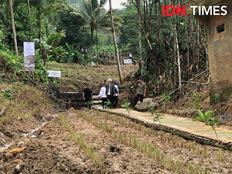 Presiden Jokowi di Sukajaya, Bogor, Jawa Barat, Senin 3 Februari 2020 (IDN Times/Teatrika Handiko Putri)