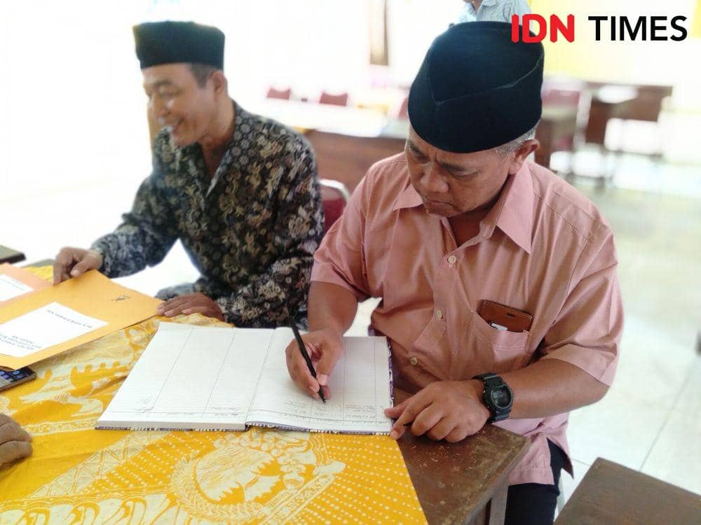 Totok Sudarto (kanan) isi buku pendaftaran bakal calon wakil bupati ke Partai Golkar Bantul. IDN Times/Daruwaskita