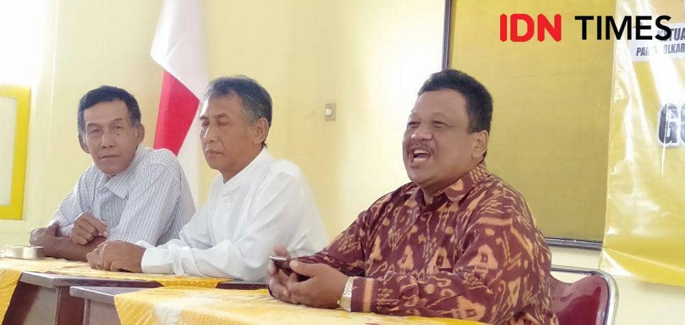 Ketua Tim 11 atau tim penjaringan bakal calon kepala daerah dan bakal calon wakil kepala daerah DPD II Partai Golkar Bantul Widodo (kanan). IDN Times/Daruwaskita
