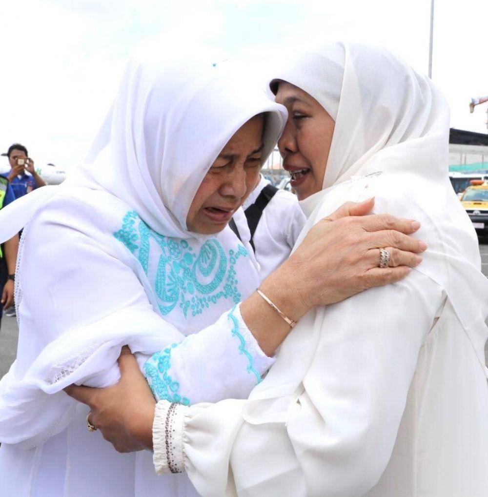 [BREAKING] Isak Tangis Nyai Farida Iringi Jenazah Gus Sholah