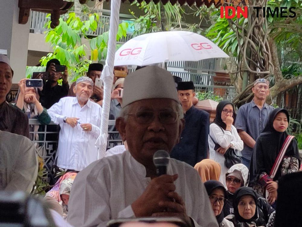 Gus Mus Terbata Saat Baca Doa untuk Kepergian Gus Sholah