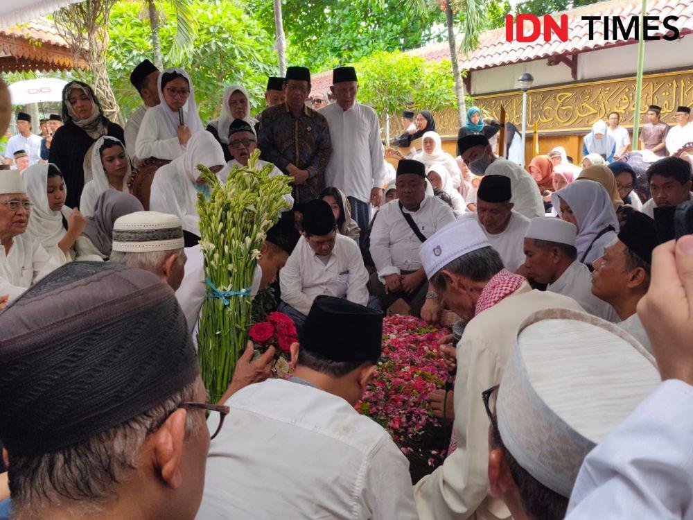 Pemakaman Gus Sholah Berlangsung Haru, Khofifah Menangis